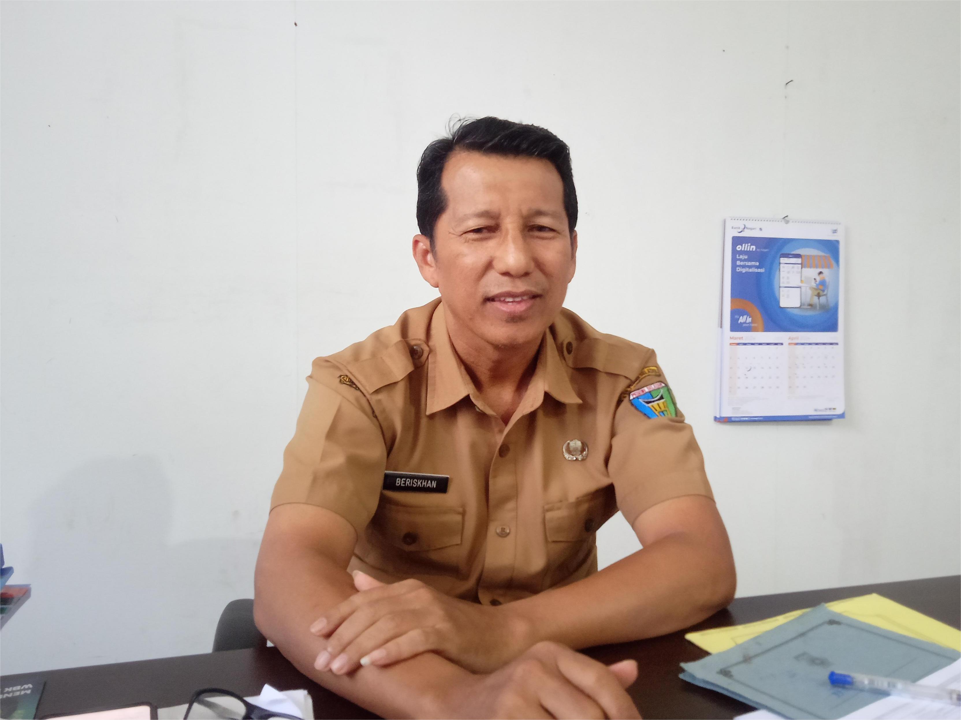 Petugas Dinas Dukcapil Pessel Antar KK Baru ke Rumah Pengantin